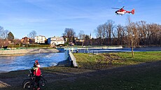 Záchranáský vrtulník nad ekou Ostravicí ve Frýdku-Místku, kde se topil mu ve...