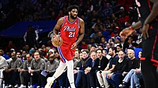 Joel Embiid z Philadelphie postupuje s balonem bhem zápasu proti Torontu.