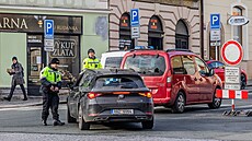 Dvojice stráník na hradecké Velké námstí a na výjimky idie nepustí. (19....