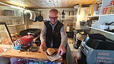 Oblíbené místo k ob�erstvení turist� v zim� i v lét� provozuje Václav...