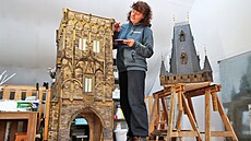 Dokon�ování modelu Pra�né brány v Parku miniatur Boheminium Mariánské Lázn�. K...