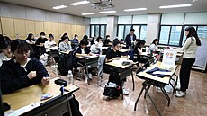 Jihokorej�tí studenti �ekají v jedné ze �kol v Soulu na zahájení p�ijímacích...