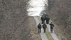 Poltí vojáci hlídkují u obce Sosnowa-Debowa poté, co do vzduného prostoru...