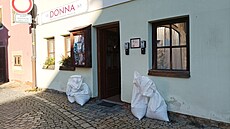 V �eském Krumlov� kv�li rozvodn�né Vltav� rozvá�ejí pytle s pískem.