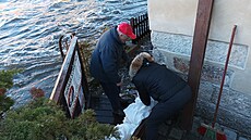 Rozvodn�ná Vltava v Krumlov� vytopila n�které sklepy u �eky a také zahrádky.