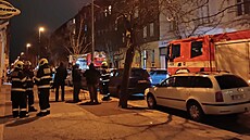 Hasii, policie a záchranná sluba zasahují v Jaselské ulici v praské Bubeni...