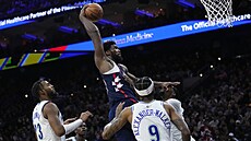 Joel Embiid z Philadelphie zakonuje na ko Minnesoty.