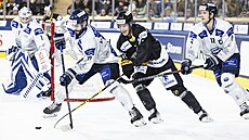 Benajamin Korhonen (v erném) z Kuopia v souboji s Jessem Virtanenem (vevo) z...