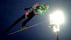 �eský skokan na ly�ích Roman Koudelka v kvalifikaci na závod Turné �ty� m�stk�...