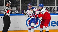eský hokejista Ondej Becher (vpravo) v souboji s Amerianem Gavinem...