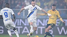 Marcus Thuram (vlevo) a Marko Arnautovi z Interu Milán v souboji s Mattiou...