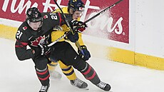Kana�an Owen Allard (vlevo) v souboji se �védským hokejistou Mattiasem...