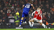 Tomáš Souček z West Hamu střílí gól v zápase s Arsenalem.