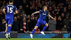 Tomáš Souček z West Hamu se raduje z gólu v zápase s Arsenalem.