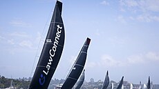 Jachta  LawConnect (vlevo) v závod Sydney - Hobart.