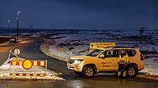 Zablokovaná silnice vedoucí do oblasti, kde z místa sopené erupce severn od...