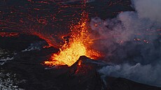 Detail severního aktivního segmentu pvodní pukliny inné sopky v Grindavíku na...