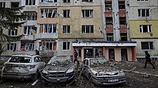Obyvatelé Lvova stojí u svých domov zniených pi doposud  nejvtím ruském...