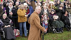 Král Karel III. na procházce mezi lidmi po tradiní vánoní bohoslub v...