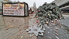 Kolem tetí hodiny v noci se z pátku na sobotu ped karlovarským hotelem...