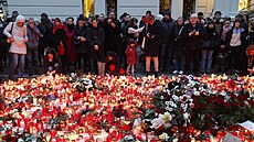 Pietní místo, kam lidé p�icházejí uctít ob�ti �tvrte�ní st�elby na Filozofické...