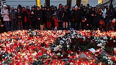 Pietní místo, kam lidé přicházejí uctít oběti čtvrteční střelby na Filozofické...