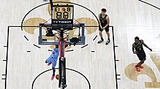 Ja Morant (12) z Memphis Grizzlies sme�uje v záv�ru prodlou�ení na ko� New...