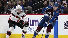 Dominik Kubalík (vlevo) z Ottawa Senators napadá Valerije Niukina z Colorado...