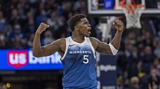 Anthony Edwards (5) z Minnesota Timberwolves oslavuje proti Los Angeles Lakers.