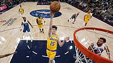 Austin Reaves (15) z Los Angeles Lakers zakonuje na ko Minnesota Timberwolves.