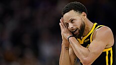 Stephen Curry z Golden State Warriors slaví svou trojku.