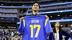 �óhei Ohtani se svým �íslem 17 p�ed zápasem fotbalových Los Angeles Rams