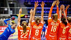 eská házenkáka Natálie Kuxová (vlevo) stílí pes nizozemskou obranu.