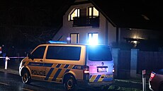 Policisté v souvislosti se st�elbou na univerzit� zasahují v rodinném dom� na...