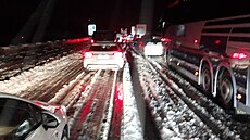 Dálnici D1 na 82. kilometru na Brno zablokovaly kamiony. Auta v kolon stojí u...