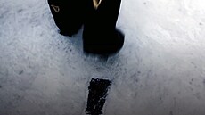 Boty Guinness zanechávají ve sn�hu stopy klasické pinty. Na �erném podkladu je...