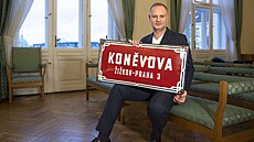 P�edání vydra�ených uli�ních cedulí z bývalé Kon�vovy ulice (21. prosince 2023)