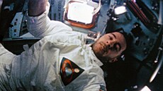 Astronaut William Anders v lodi Apollo 8 na lunární obné dráze