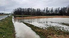Voda zaplavila nedaleko Pardubic pole i chatovou oblast. (26. prosince 2023)