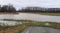 Voda zaplavila nedaleko Pardubic pole i chatovou oblast. (26. prosince 2023)