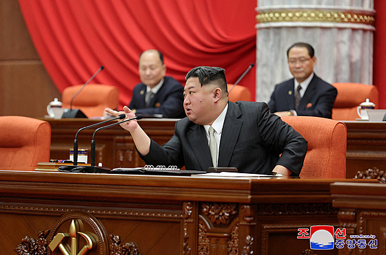 Severokorejský vdce Kim ong-un pi zasedání vládnoucí strany (31. prosince...