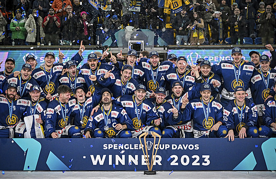 Hokejisté Davosu se radují ze zisku jubilejního estnáctého Spenglerova poháru.
