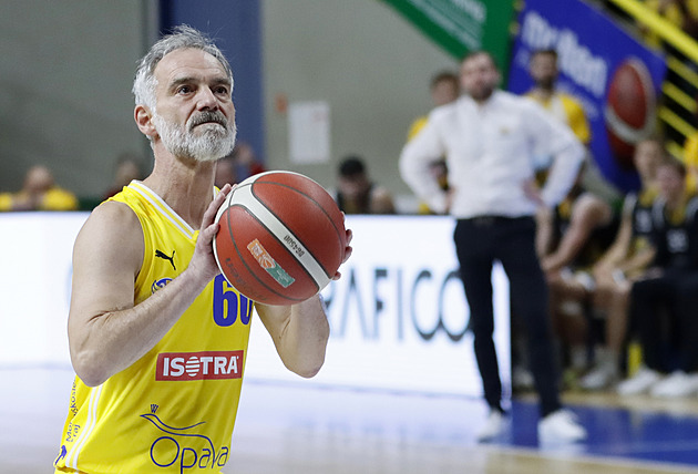 Zvládl to na jedničku. Basketbalový kumšt herce Trojana chválil kouč i spoluhráči