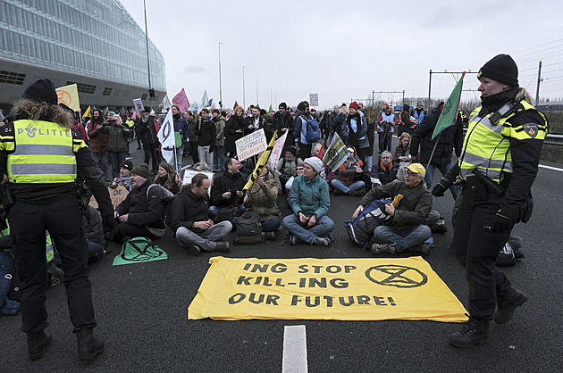 Klimaaktivisté zablokovali obchvat Amsterodamu, policie jich 300 zadržela