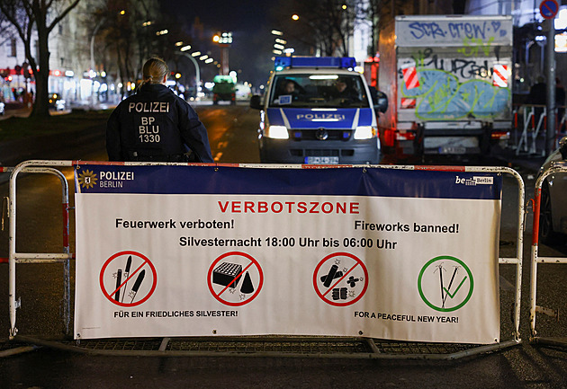 V Berlíně na sebe zaútočilo 500 lidí petardami, napadli i policii