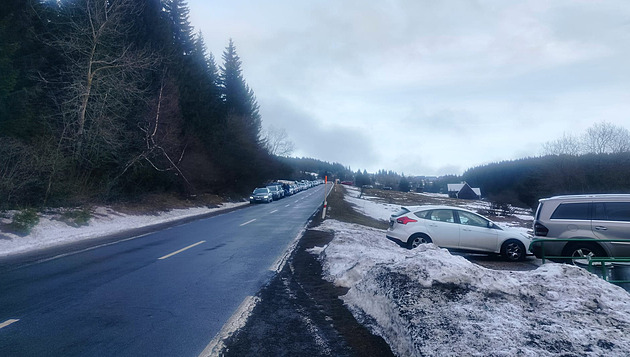 Turisté „ucpali“ Krkonoše. Policie v Peci a okolí uzavřela příjezdové silnice