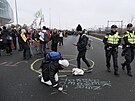 Ekologití aktivisté v sobotu zablokovali jiní ást dálniního obchvatu...