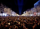 Tisíce lidí oslavují konec roku v centru Paíe. Po celé Francii je v...