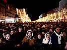 Tisíce lidí oslavují konec roku v centru Paíe, v hlavním mst dohlíí na...