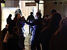 Policie v centru Prahy dohlíí na silvestrovské oslavy. Na snímku zasahuje u...